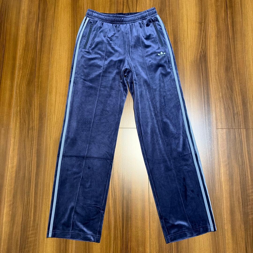 adidas originals ベロア トラックパンツ ベッケンバウアー ベッケンバウアー ベロア トラックパンツ ナイトインディゴ ｜アパレル